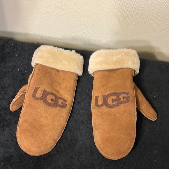 UGG Accessories - UGG Tan Australia shearling leather sheepskin fleece winter mittens size S/M